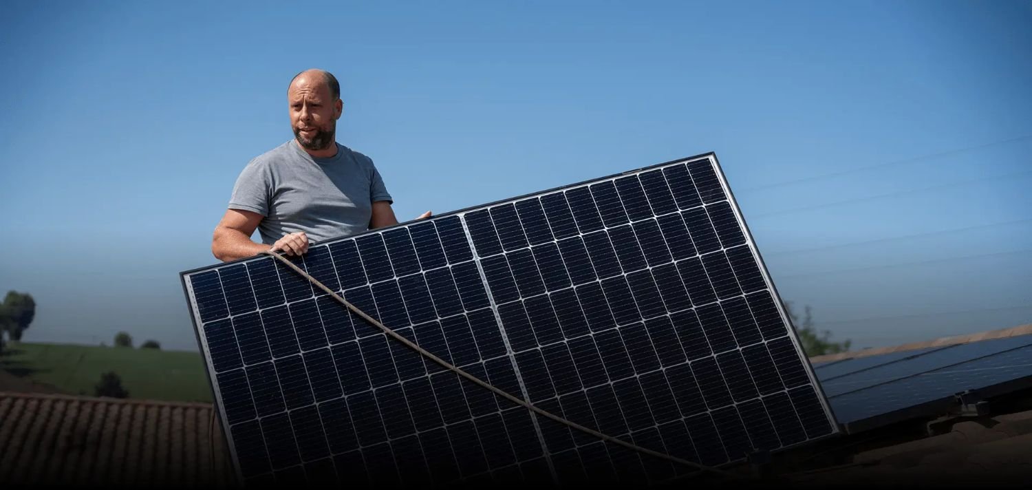 La pose d’un panneau photovoltaïque par Tech’Solaire