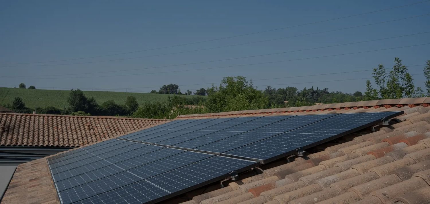 Panneaux photovoltaïques posés sur un toit de tuiles